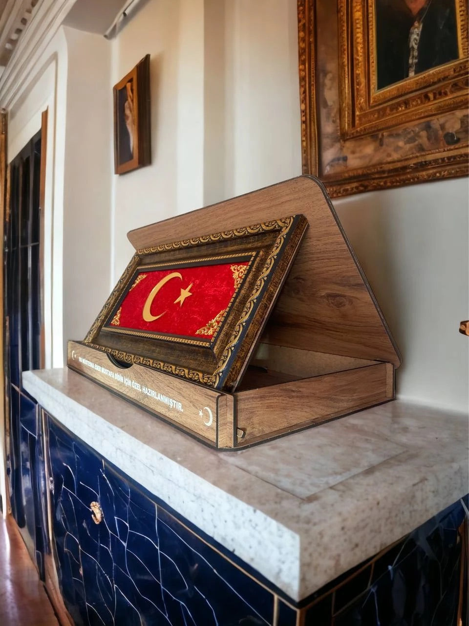Kırmızı Türk Bayraklı Masa Üstü Ahşap Stand
