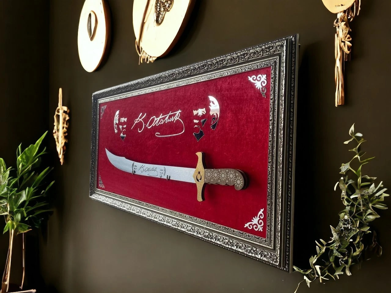 Atatürk İmzalı Kırmızı Kadife Kılıçlı Tablo 40x80 cm