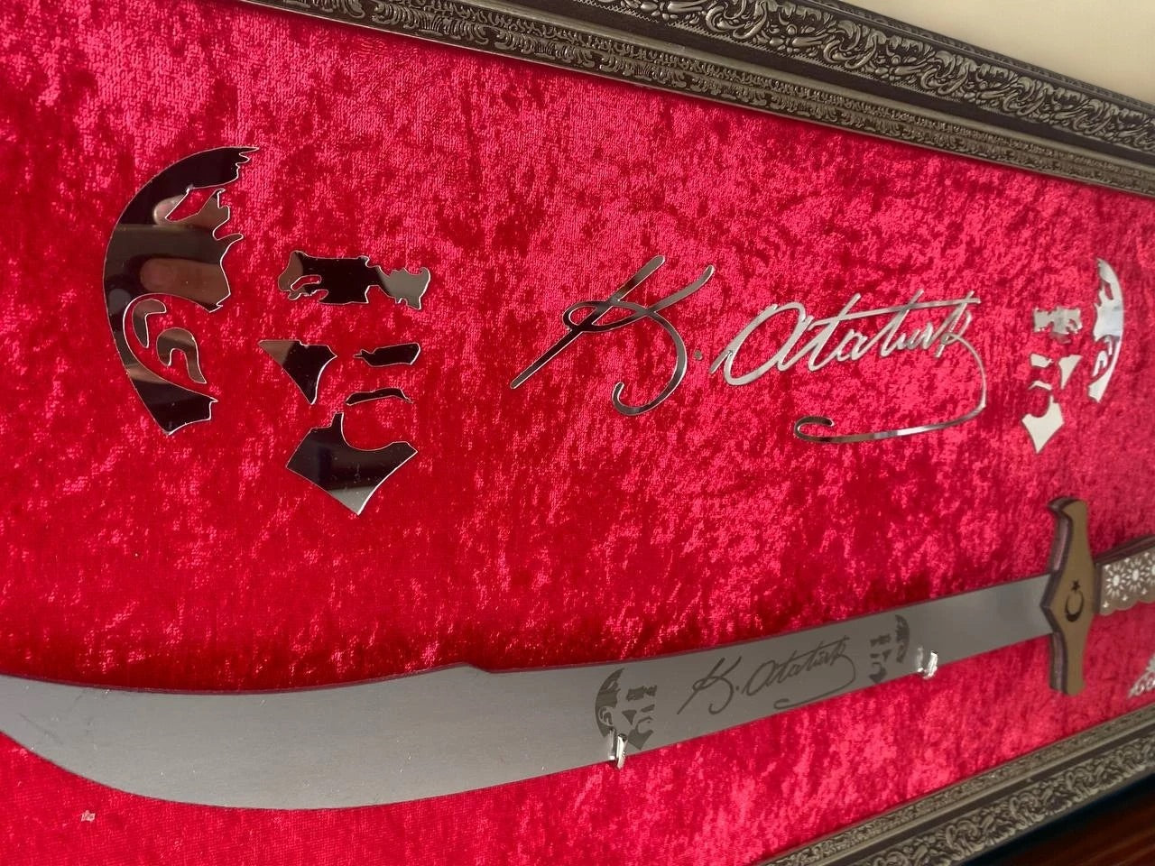 Atatürk İmzalı Kırmızı Kadife Kılıçlı Tablo 40x80 cm