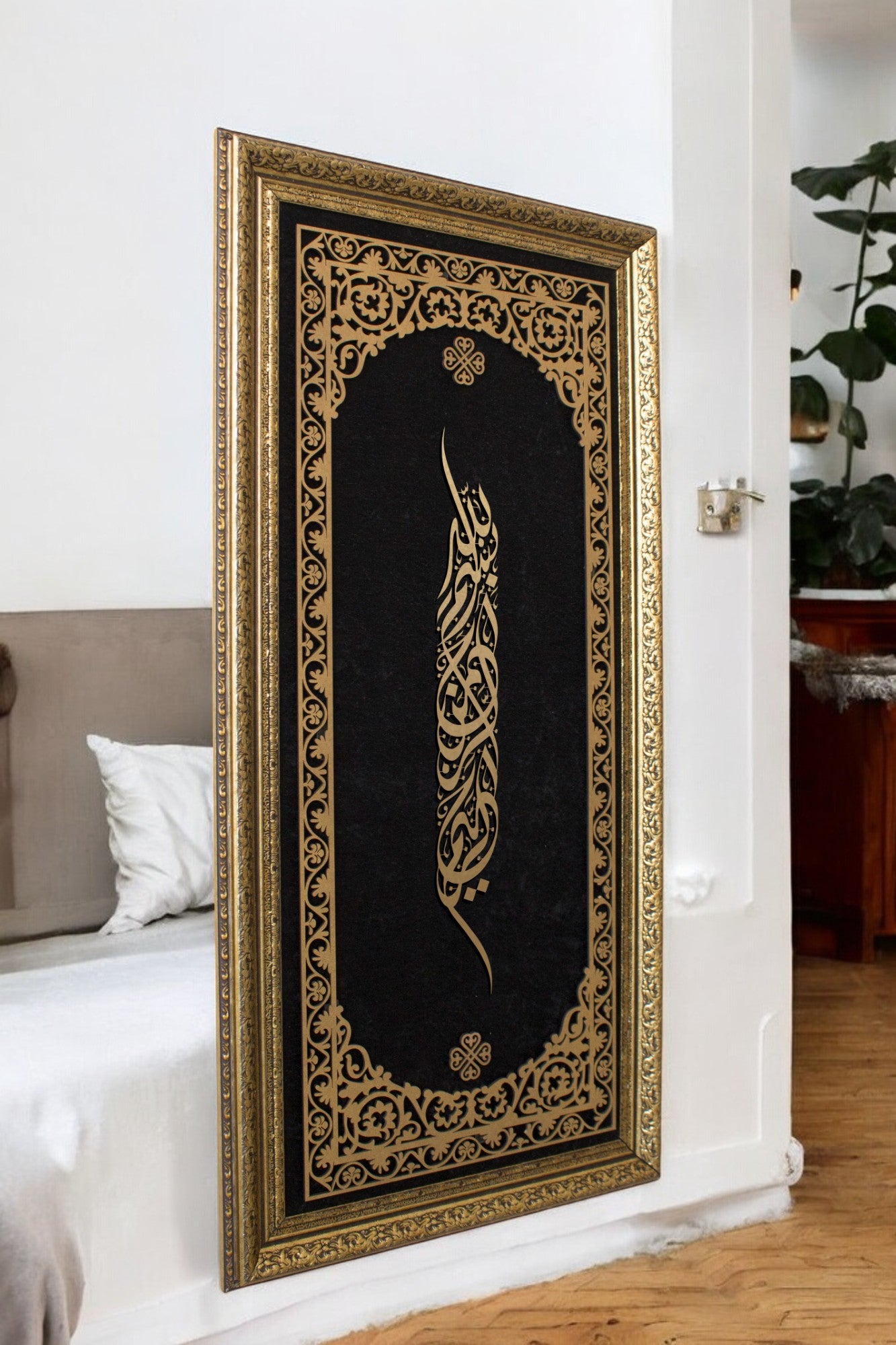 Lüks Dikey Hat Tablo Altın İşlemeli Sanat Eseri Kadife Zemin